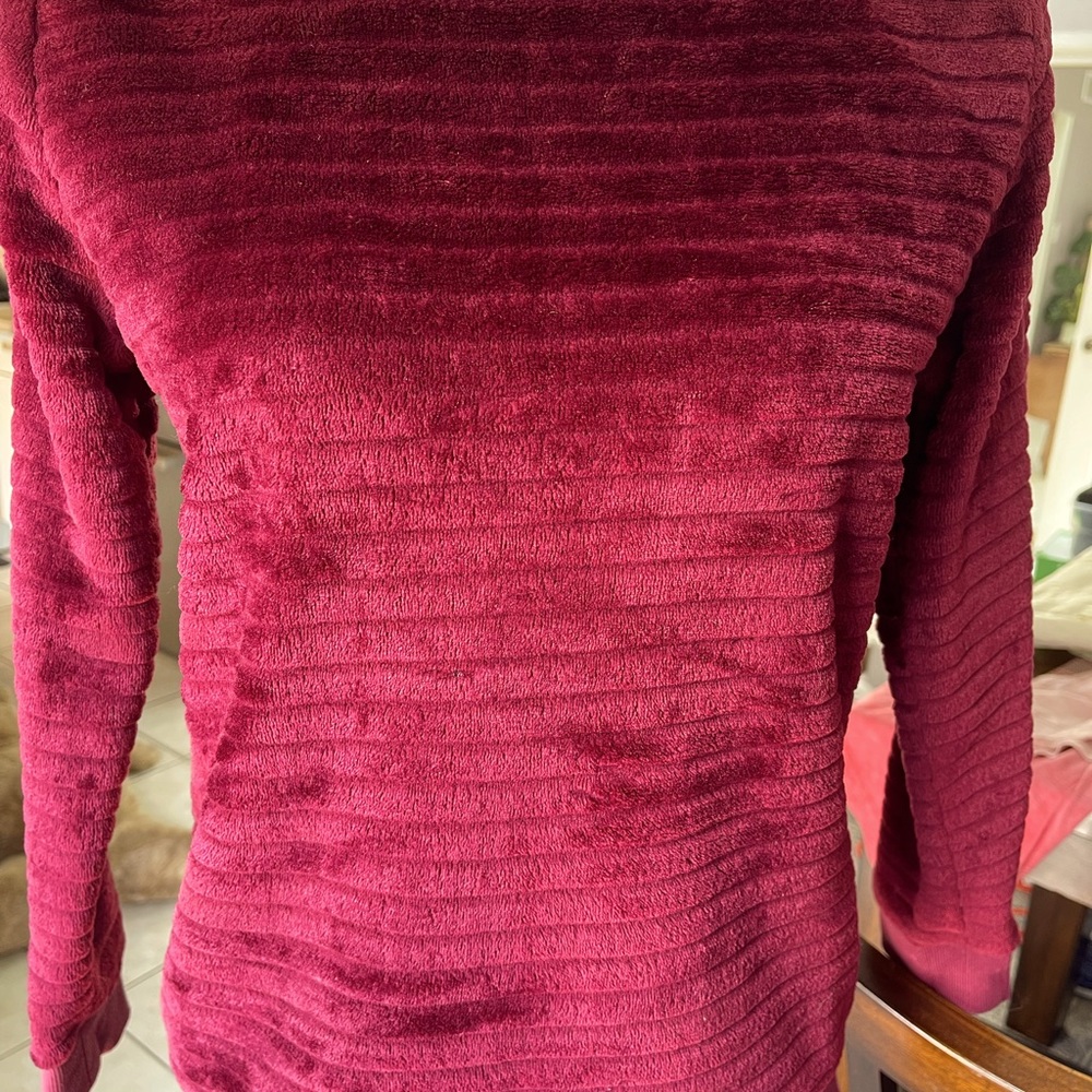 I’m selling a cat&jack XL sweater of maroon color